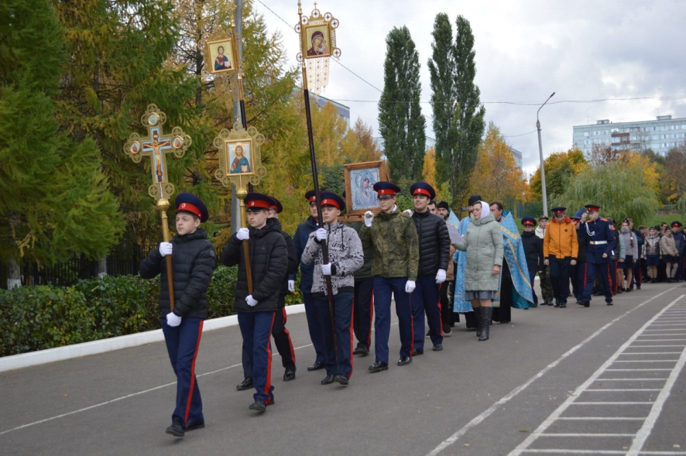 Учащиеся кадетской школы прошли крестным ходом до Митрофановского храма Пензы
