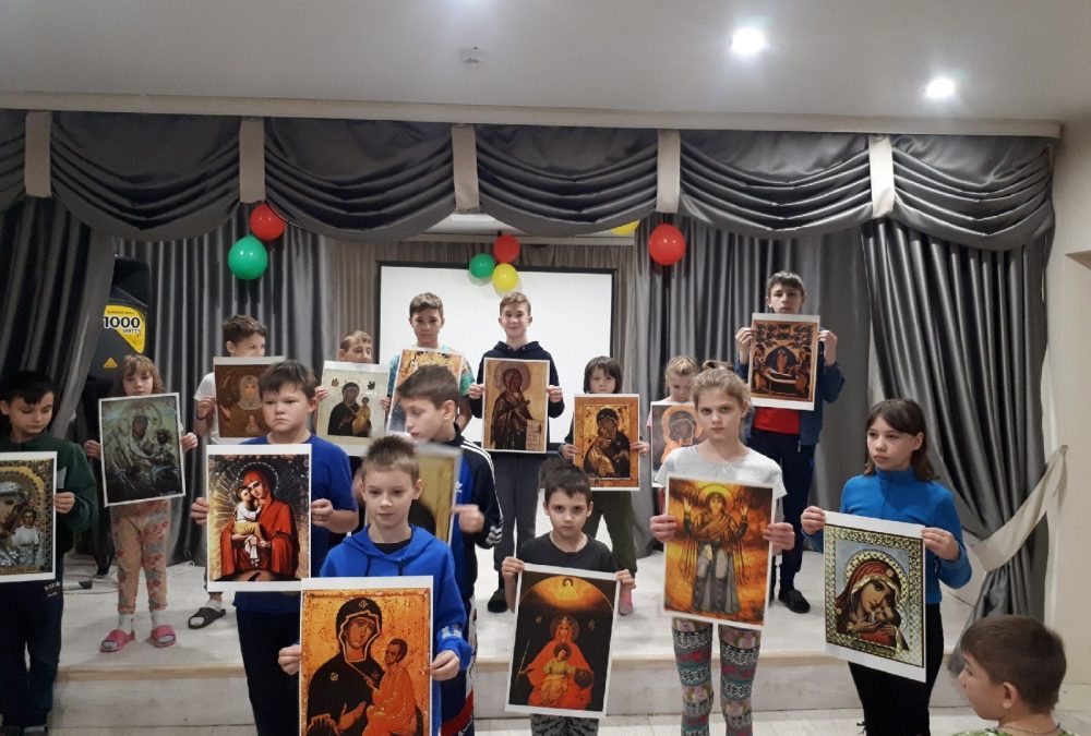 Учащиеся Духовно-просветительского центра «Исток» поздравили воспитанников Спасского детского дома с празднованием Казанской иконы Божией Матери