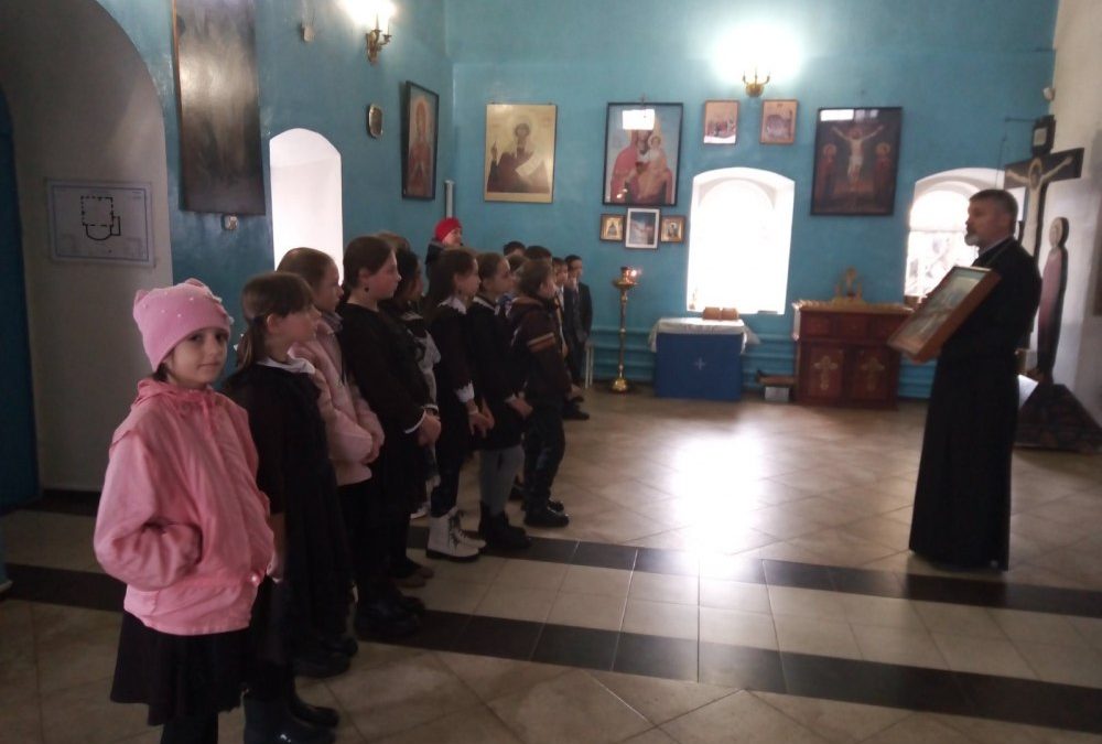 Священник рассказал городищенским школьникам об устройстве православного храма