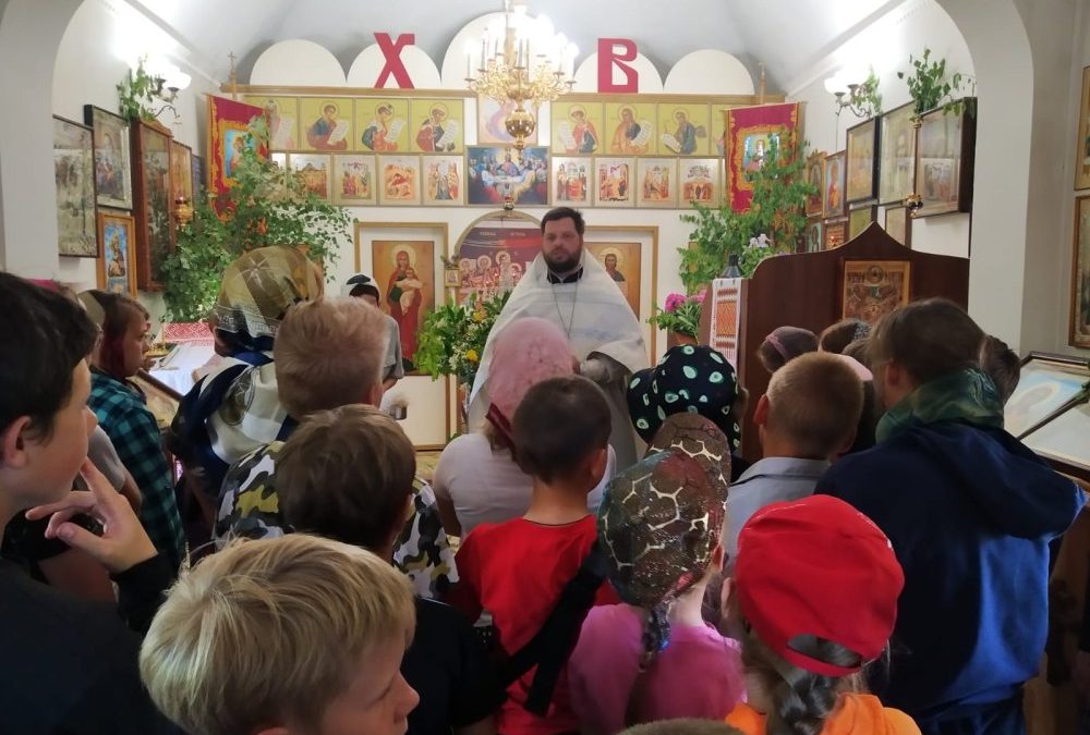 Дети из летнего пришкольного лагеря посетили Михайло-Архангельскую церковь в селе Вирга
