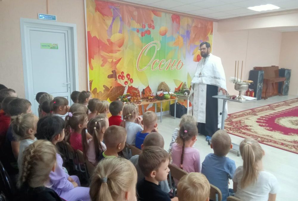 Священнослужитель посетил детский сад в г. Нижний Ломов