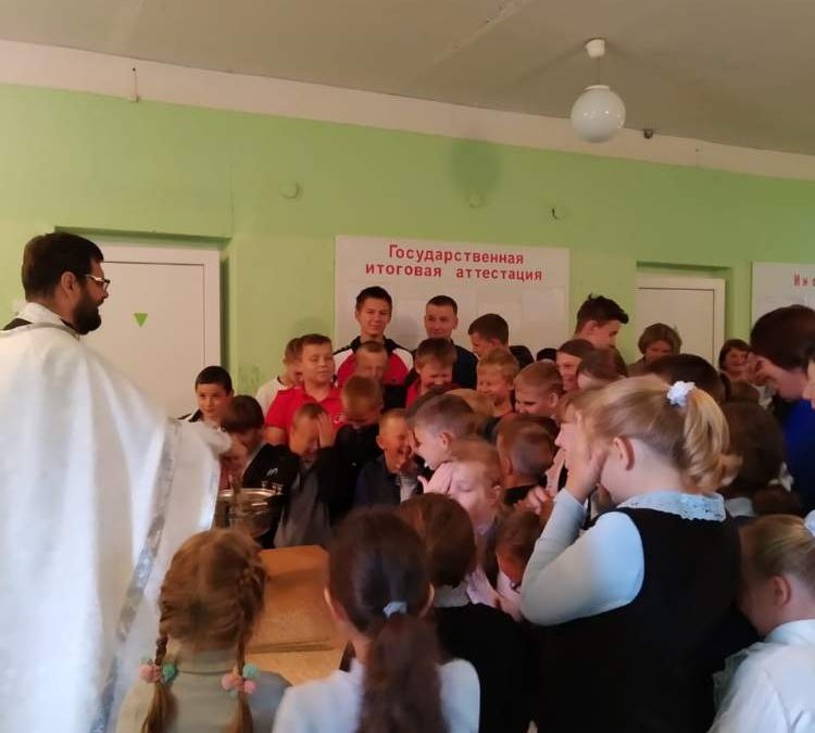 Священнослужитель совершил молебен перед началом учебного года в средней общеобразовательной школе села Вирга