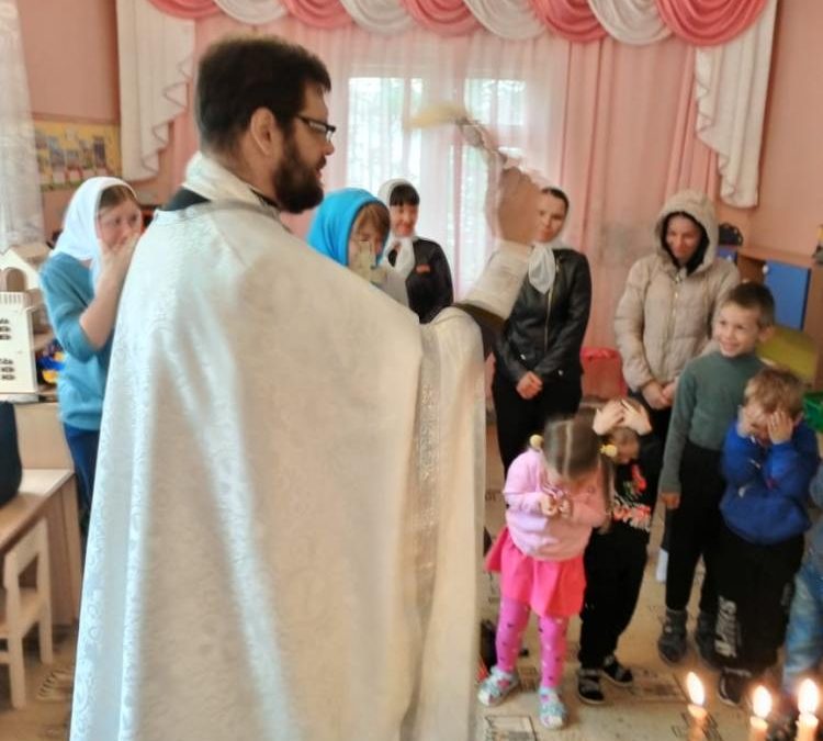 Священнослужитель посетил воспитанников детского сада в селе Вирга