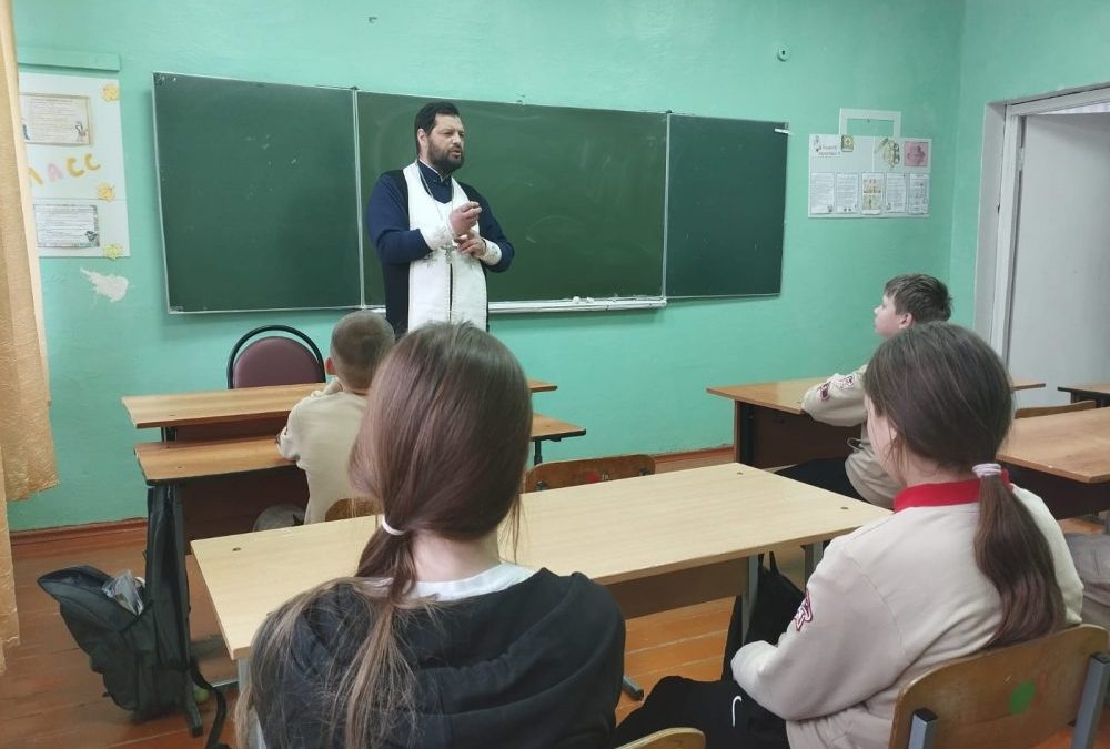 Священнослужитель встретился с учащимися средней образовательной школы села Вирга