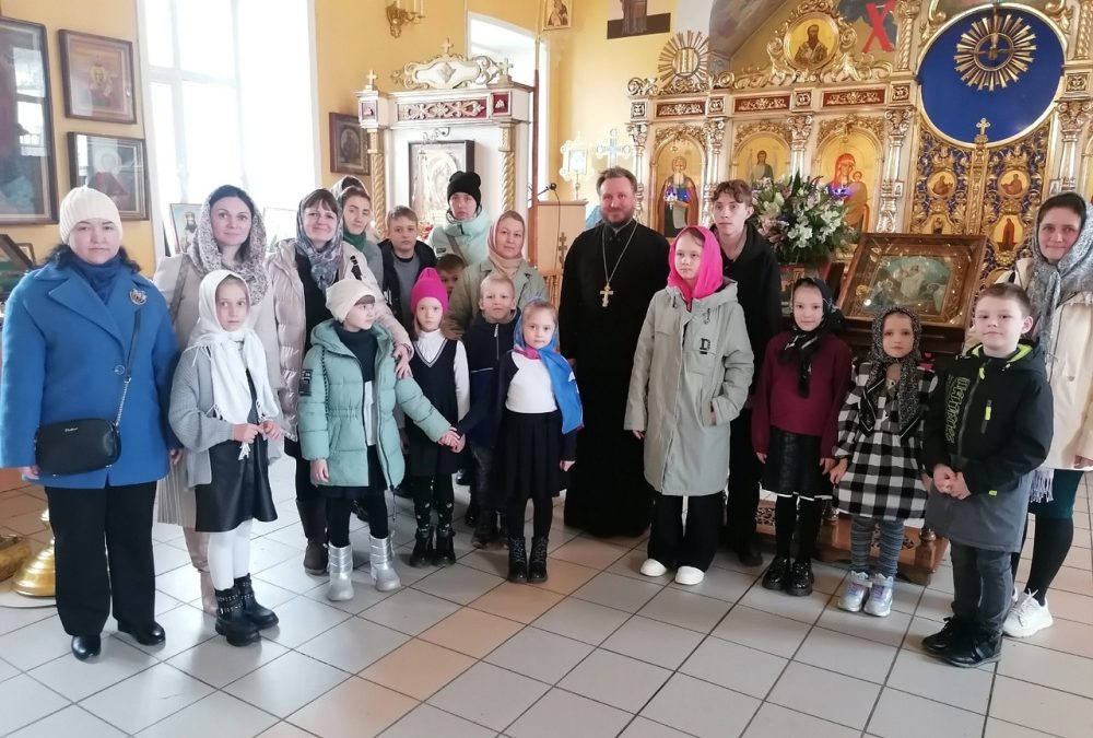 Священнослужитель встретился с учениками средней школы №1 города Спутник