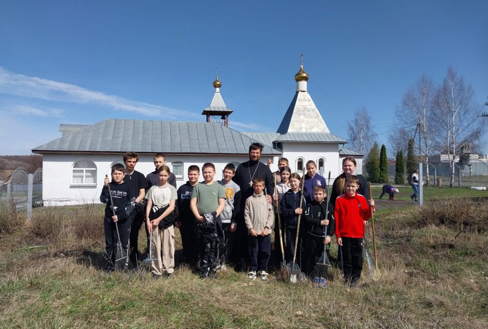 Ученики нижнеломовской школы №2 помогли Михайло-Архангельской церкви с. Вирга