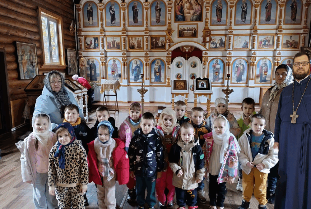Нижнеломовские дошкольники приняли участие в подготовке Никольского храма к празднику Покрова Пресвятой Богородицы