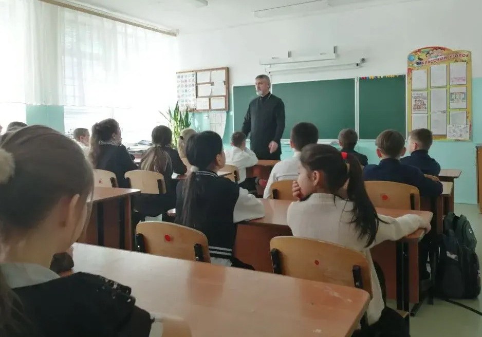 Священнослужитель посетил школу в Чаадаевке