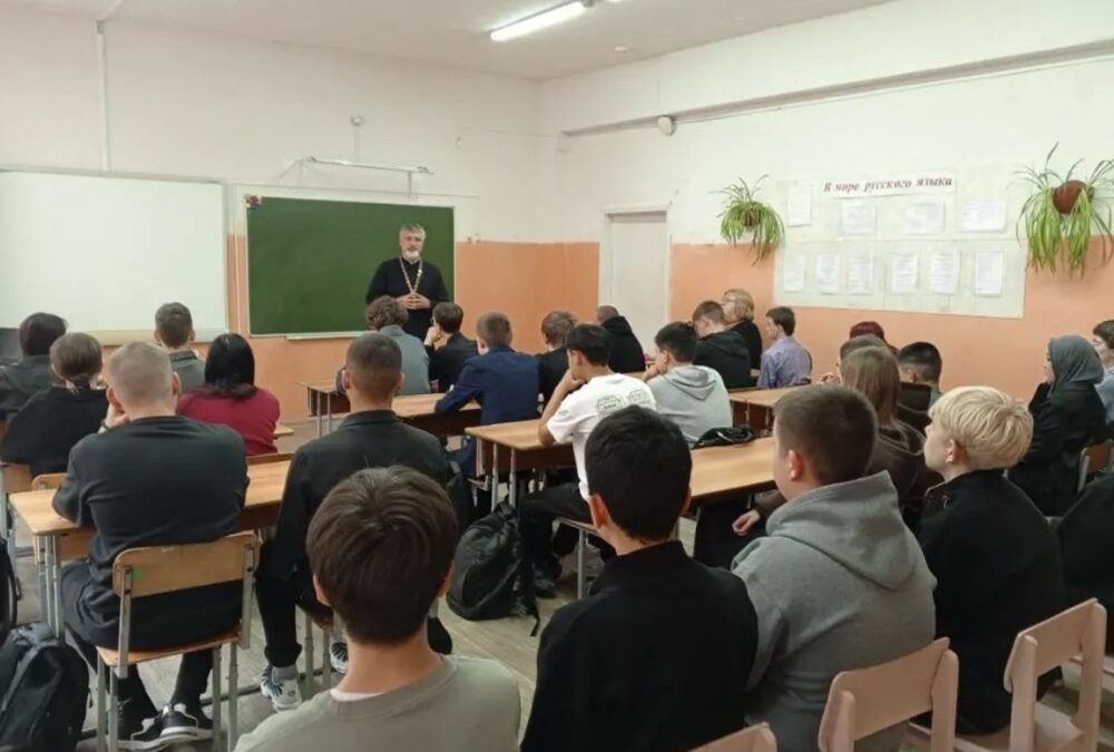 Священнослужитель провел беседу со школьниками с. Чаадаевка