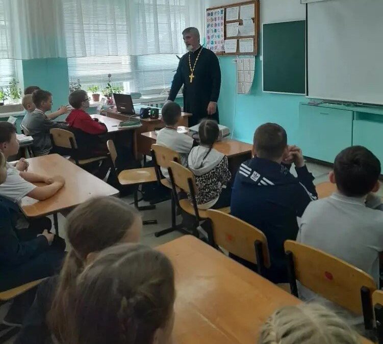 Священнослужитель побеседовал с детьми о вредных привычках