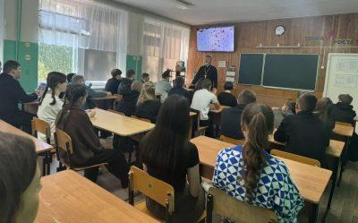 Священнослужитель встретился со старшеклассниками поселка Чаадаевка